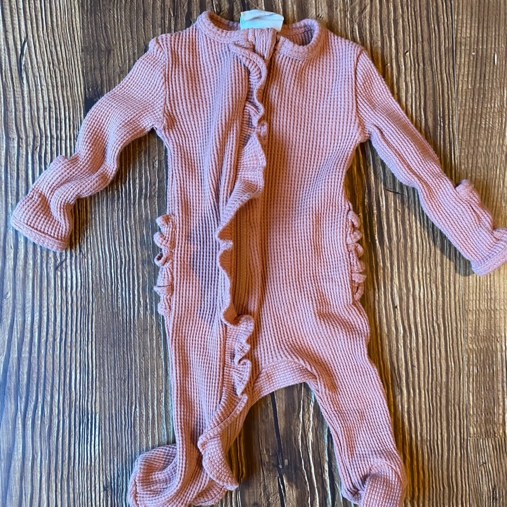 Spearmint love Organic Waffle Ruffle Zip
Footie, Dusty Rose